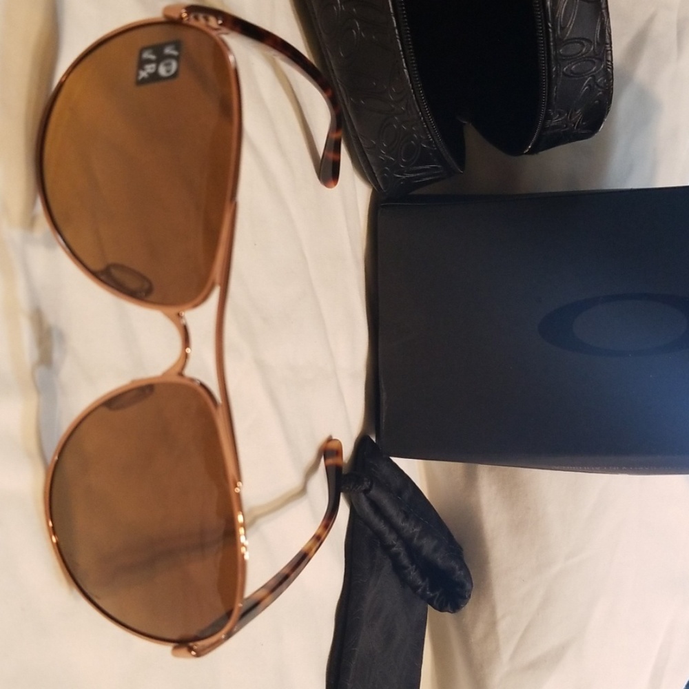 NIB Oakley brown & gold Polarized Sunglasses